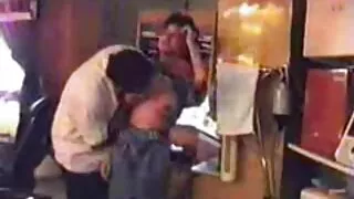 Aime la fille film x de viol gratuit de pipe avec le tatouage sur le bras gauche