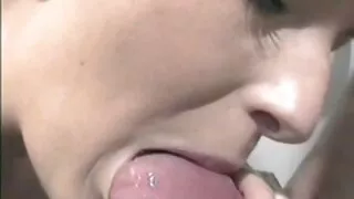 Brunette expérimentée momoha suce une bite jusqu'à l'orgasme film porno langue français