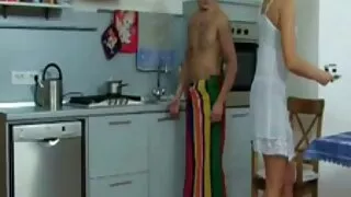 Espionné porno blonde francais pendant que le père baise son ami et commence à se masturber