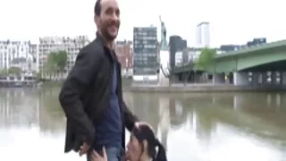 Machine à sexe polyvalente battant des trous film complet francais porno de poussins humides