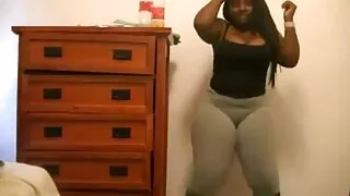 Un homme movie french xxx au visage roux lèche la chatte d'une jeune salope