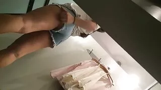 Babe aux cheveux noirs baisée avec les meilleurs films porno français enthousiasme par un homme