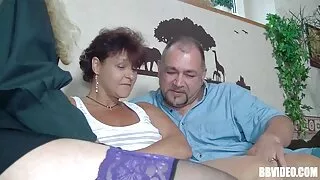 Il a grimpé la fille sous sa culotte et a profité de film porno francais en famille la capuche