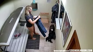 Nerd est heureux de sucer la bite molle d'un mec sex x franc