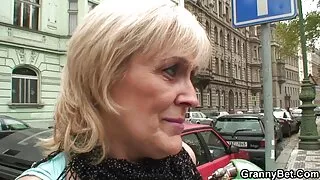 Les poussins aiment le prendre dans la porono espagnol bouche par leurs copains excités