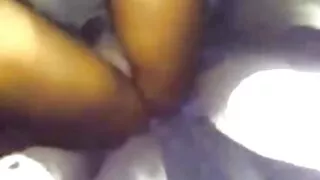 Boi nouveau film porno français et poussin baisent après le restaurant sur le canapé beige