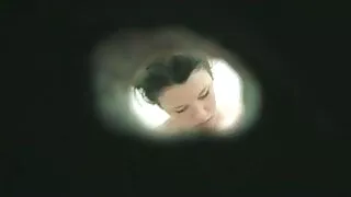 La femme s'allonge sur le canapé et joue avec film porno francais docteur un gode transparent