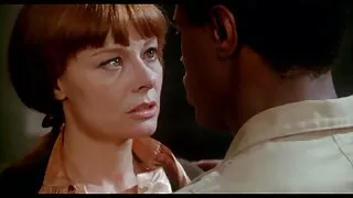 Avec une apparence satisfaite coincé la videoxxx francais bite dans le cul de poussin