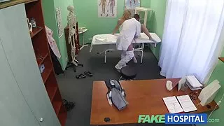 Poussin mignon soulage le stress film porno espagnol en suçant la bite