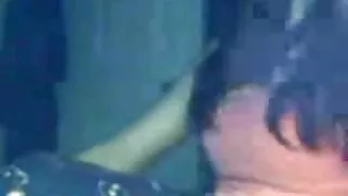 Brunette beast a joué la chatte avec un vibromasseur film porno version francaise