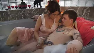 Bombasse aux cheveux film porno fronce blonds jouit d'un délicieux pénis