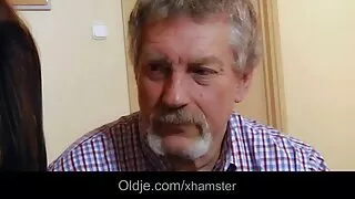 Babe film porno x français mince se déplace dans la chatte avec les doigts et gémit