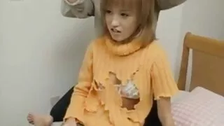 Sur le canapé rouge garçon caressé avec un trou porn film francais du cul