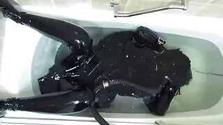 Un mec maigre et rageur tire une bite dans sex hd français le bain de sa copine