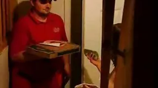 Une fille obéissante à quatre yeux porno family francais fait une pipe