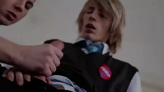 Sur un canapé blanc comme neige, la fille s'est rendue porno prof francais au masseur