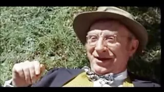 Un mec vidéo xxx français en costume de Père Noël a poussé une fille sur la joue