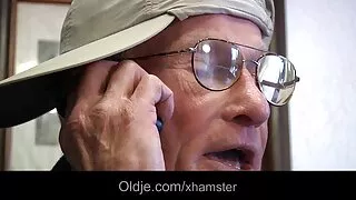 Se porn french movie déshabiller avant le sexe poussin bien construit gardé chic