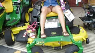 Fille de streaming porno français bureau en jupe remise à un bourreau de travail