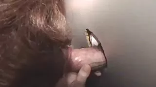 Blonde s'est agenouillée et porno bus français a avalé une grosse bite