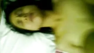 Cutie film porno espagnole avec des nattes se masturbe en leggings