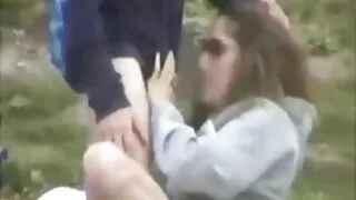 Une fille incroyablement excitée se frotte la chatte sur film porno fran l'oreiller