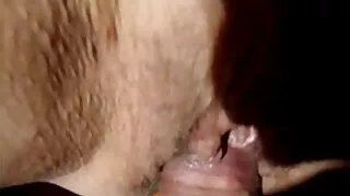 Lunettes fille avec la bouche mène à l'orgasme film porno avec viol