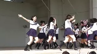 Étudiant mince porno francais piscine a pris soin de la bite de Dean