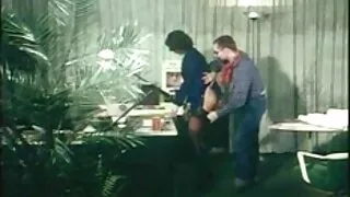 Une fille aux cheveux noirs qui fait plaisir à son mari excité films x gratuits en français