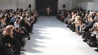 Un mec dans une tenue spécifique baise video pono en francais sa chatte en gros plan