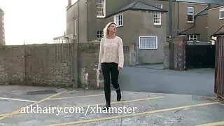 Sur le lit, pere et fille porno francais l'homme baise une blonde en silicone