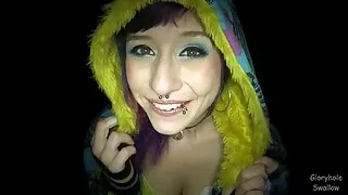 Jeune princesse mince assise sur la tukif en vf bite